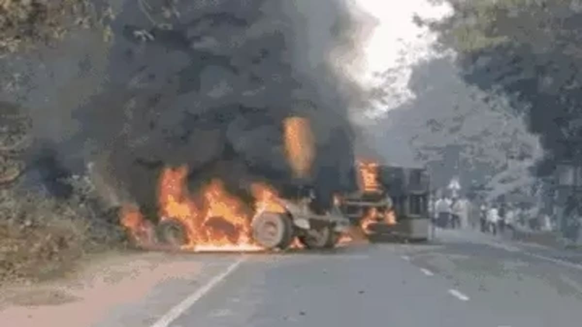 भागलपुर में भीषण सड़क हादसा, टक्कर के बाद धूं-धूंं कर जले दो ट्रक, चालक की हालत नाजुक