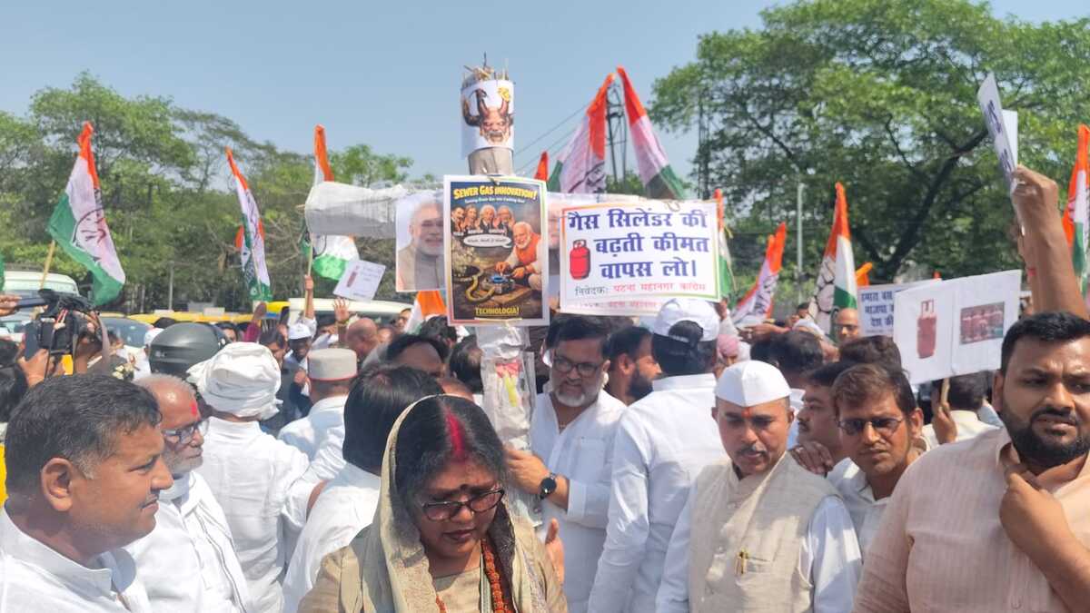 पटनापटना में गैस संकट पर कांग्रेस ने किया अनोखा प्रदर्शन, सिलेंडर को पहनाई माला, एक सुर में कार्यकताओं ने गाए महंगाई डायन खाए जात है गाना