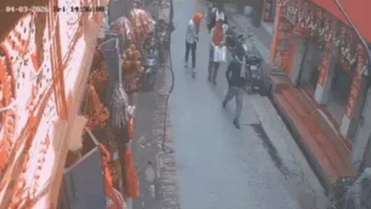 दरभंगा में 20 मिनट में 2.25 करोड़ की महालूट! पिस्टल सटाकर खाली कर दिया पूरा शोरूम, पुलिस की सुरक्षा पर उठे सवाल!