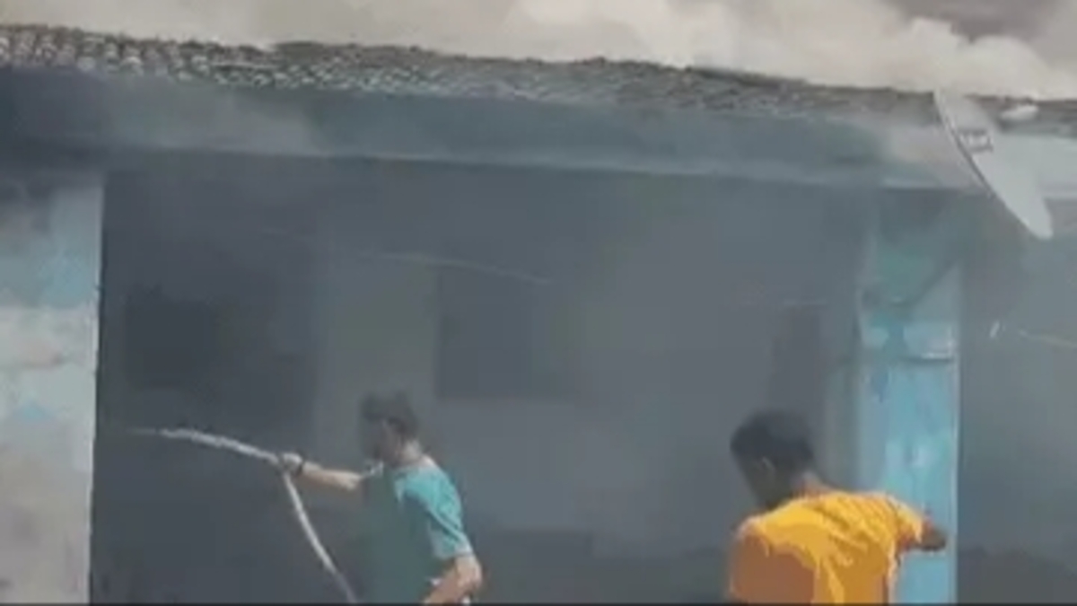 बेगूसराय में भीषण अग्निकांड, तीन घर जलकर राख, 25 लाख से अधिक की संपत्ति का नुकसान