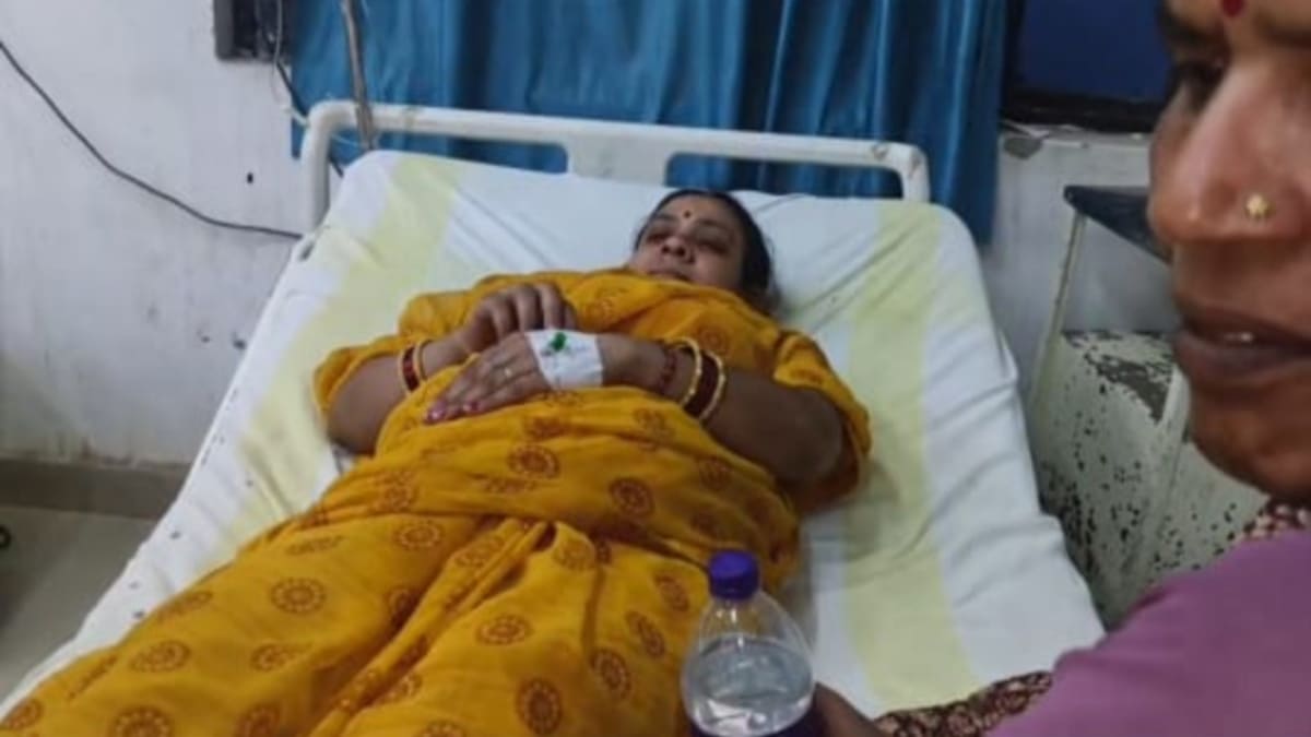 इलाज में देरी न हो इसलिए मरा हुआ सांप लेकर सदर अस्पताल पहुंचे लोग, सटीक इलाज से बची अधिवक्ता की पत्नी की जान