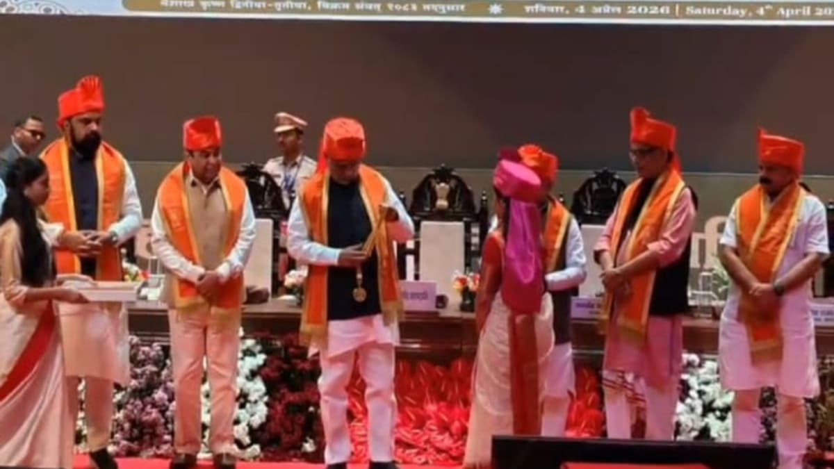 मोतिहारी में शिक्षा का महाकुंभ, MGCU के तीसरे दीक्षांत समारोह में जुटे दिग्गज, उपराष्ट्रपति ने 23 मेधावियों को दिया गोल्ड मेडल, राज्यपाल और डिप्टी सीएम भी रहे मौजूद