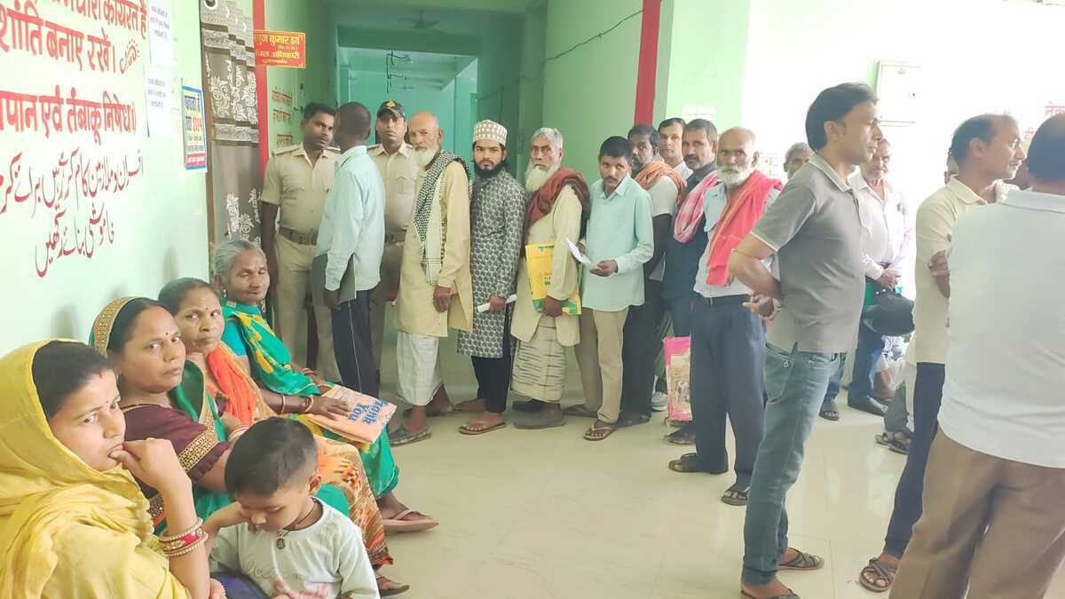 सुल्तानगंज में कड़कती धूप और लंबी कतारों के बीच न्याय की आस में खड़े रहे बुजुर्ग, मुखिया ने जताई व्यवस्था पर नाराजगी