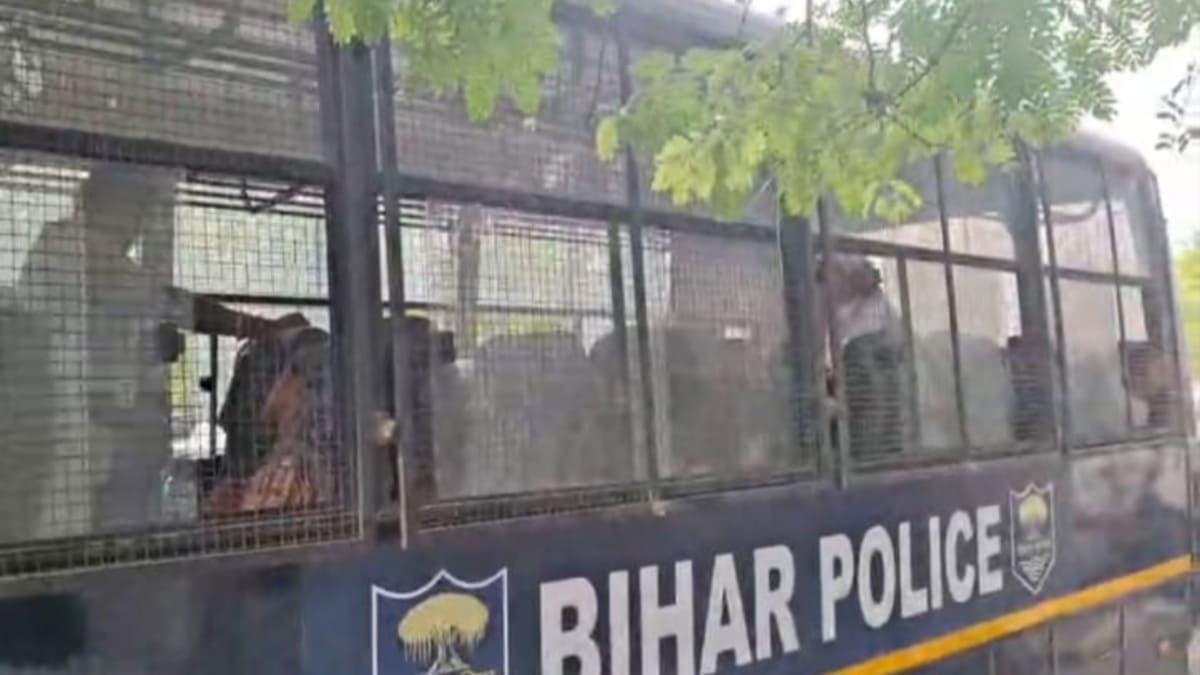 ​रोहतास में बड़ा सेक्स स्कैंडल, होटल के कमरों में मिले स्कूल-कॉलेज के छात्र, 18 नाबालिग लड़कियां और 13 लड़के गिरफ्तार