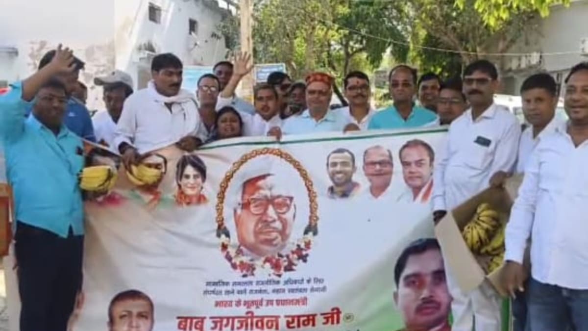 सासाराम में बाबू जगजीवन राम की 119वीं जयंती पर माल्यार्पण कर अस्पताल में बांटे फल