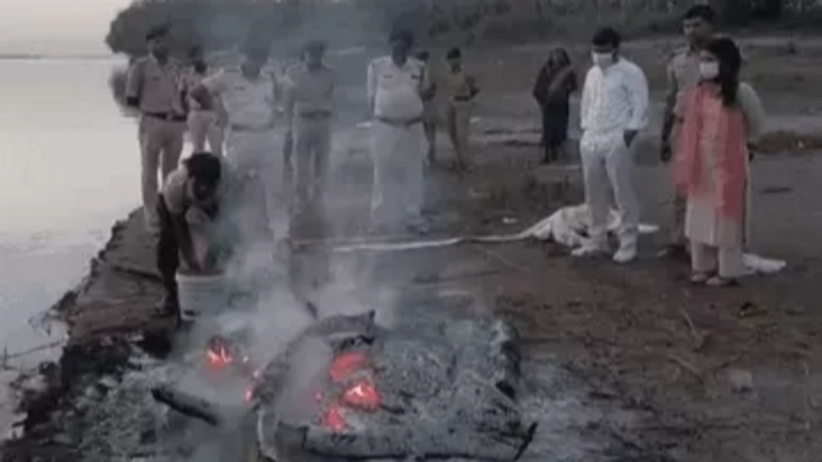बिहार के इस जिले में जलती चिता से महिला का शव उठा ले गई पुलिस, परिजनों का सनसनीखेज, जानें क्या है पूरा मामला