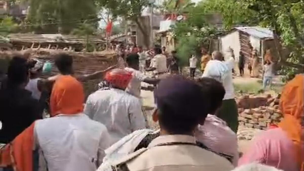 जमीन को लेकर एक-दूसरे के खून के प्यासे हुए लोग, जमकर बरसाए पत्थर, खड़ी होकर देखती रही बिहार पुलिस, सोशल मीडिया में वीडियो वायरल
