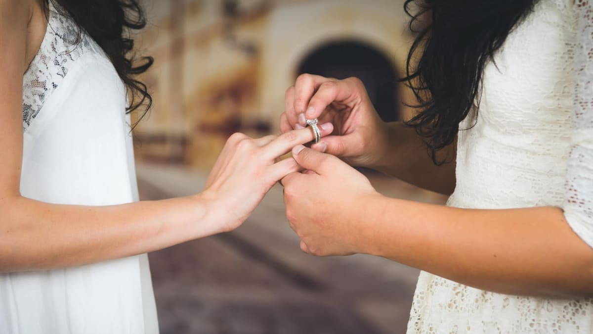 दो बच्चों की मां को लड़की से हुआ प्यार, मंदिर में रचाई शादी, अब प्रशासन से मदद की लगा रही गुहार