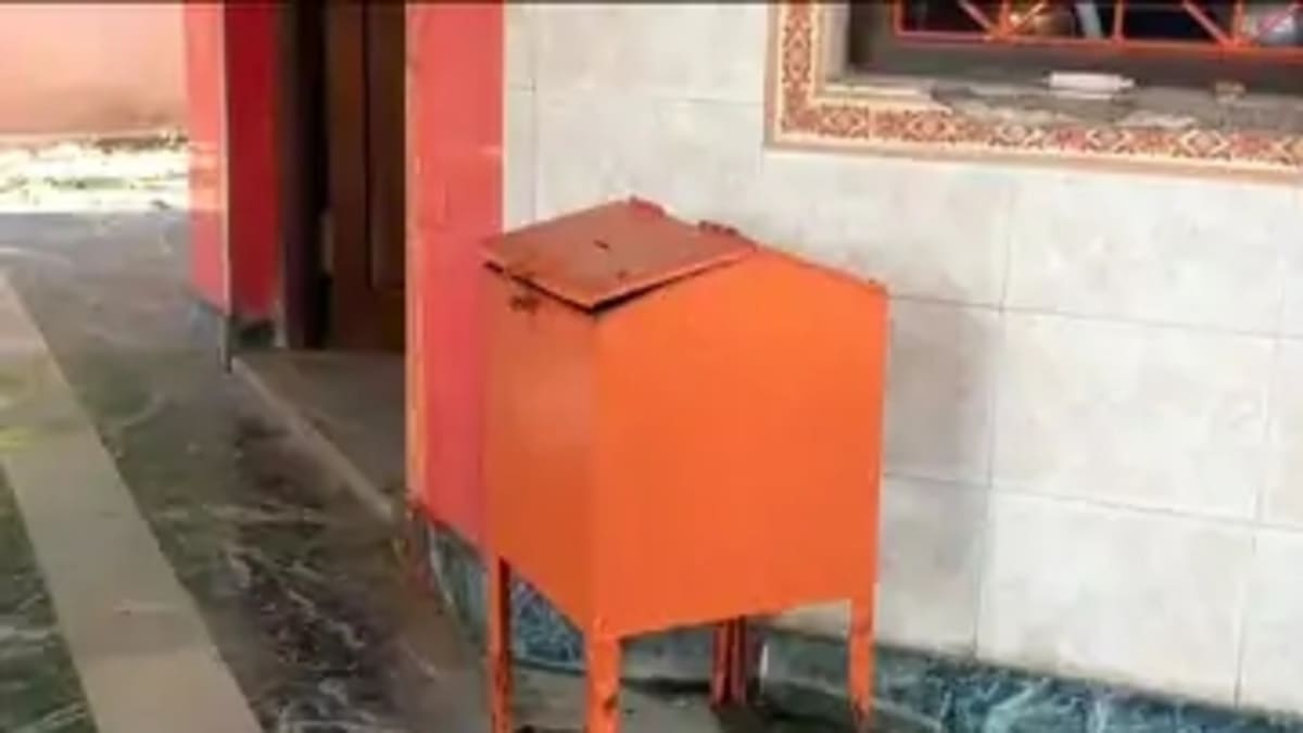 गांव में दो मंदिरों के ताले टूटे, चोरों ने मां काली के भंडार कक्ष में की लूटपाट, दानपेटी से मोटर तक साफ