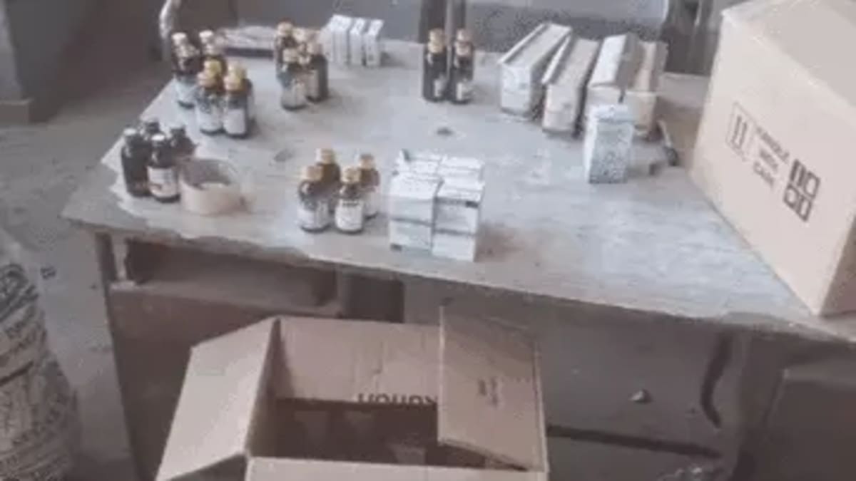 10 साल से फैला था करोड़ों अवैध कारोबार, पुलिस प्रशासन रहा बेखबर, नेपाल तक जुड़ें है तार, जानें सांप के जहर वाली दवा से कैसे करवाते थे नशा