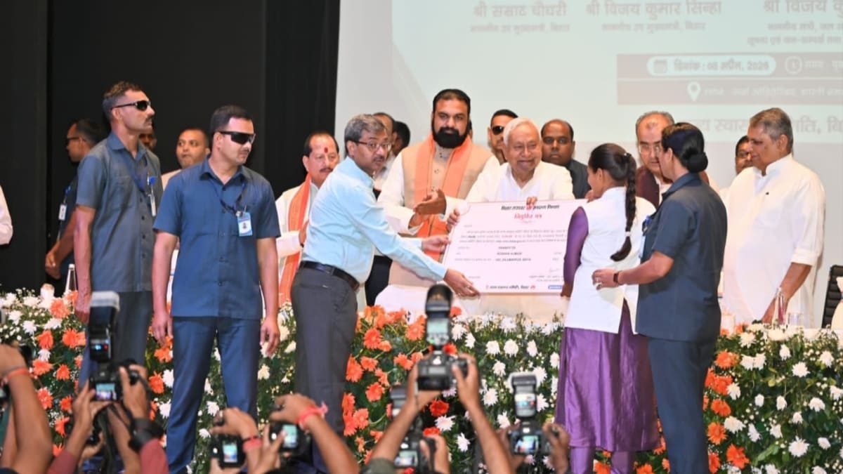 CM नीतीश कुमार ने दी 4954 नर्सों को सौगात, ANM को सौंपे नियुक्ति पत्र