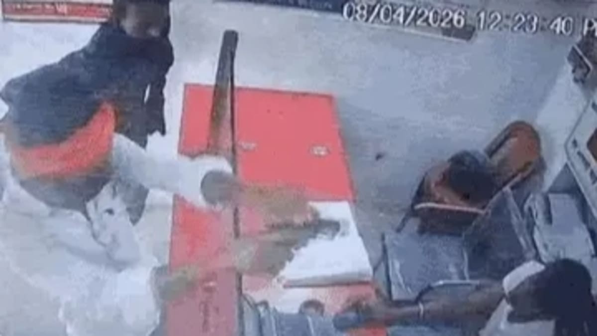 पिस्तौल की नोक पर बदमाशों ने डाला डाका, CSP सेंटर से 2.07 लाख लूटे