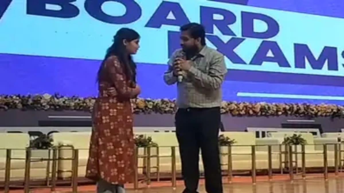 जब मंच पर खान सर के सामने फूट-फूट कर रोने लगी टॉपर अनुपा, जानिए फिर क्या हुआ?