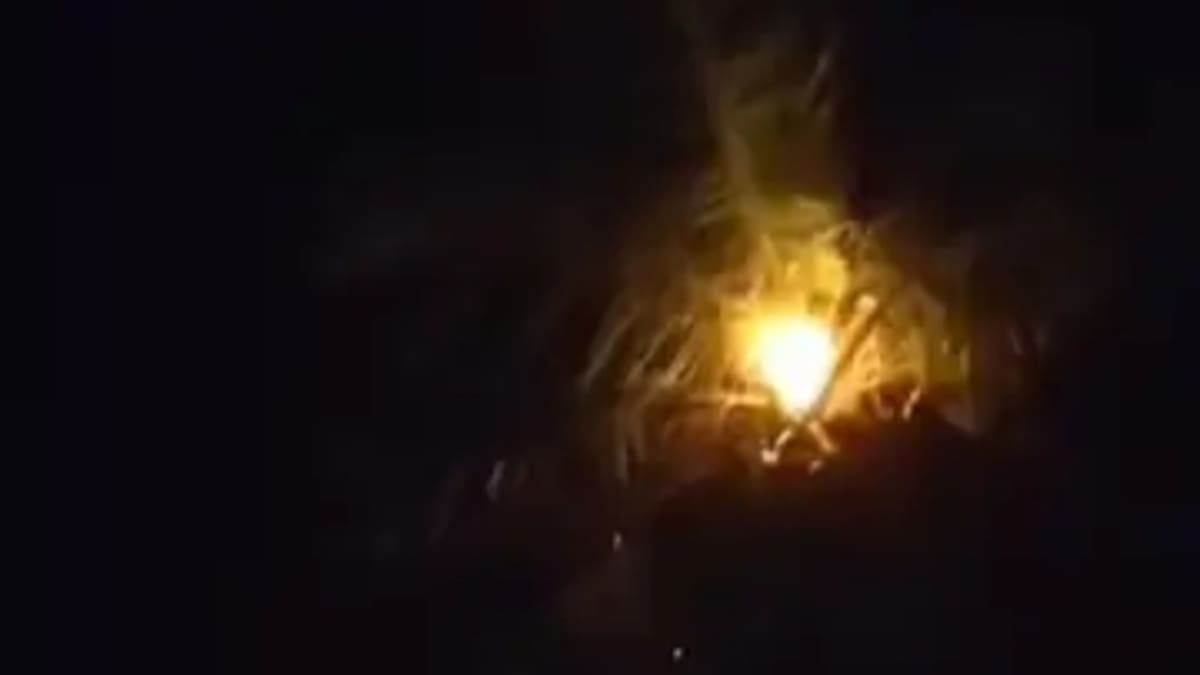 आंधी-तूफान के बीच ठनका गिरने से नारियल का पेड़ जलकर राख, बाल-बाल बचे ग्रामीण