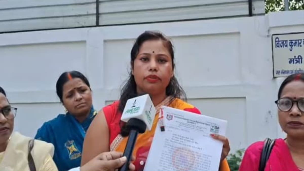 विधान परिषद सीटों को लेकर सियासत तेज: महिलाओं ने मंत्री विजय चौधरी से एलबी सिंह को सदस्य बनाने की उठाई मांग