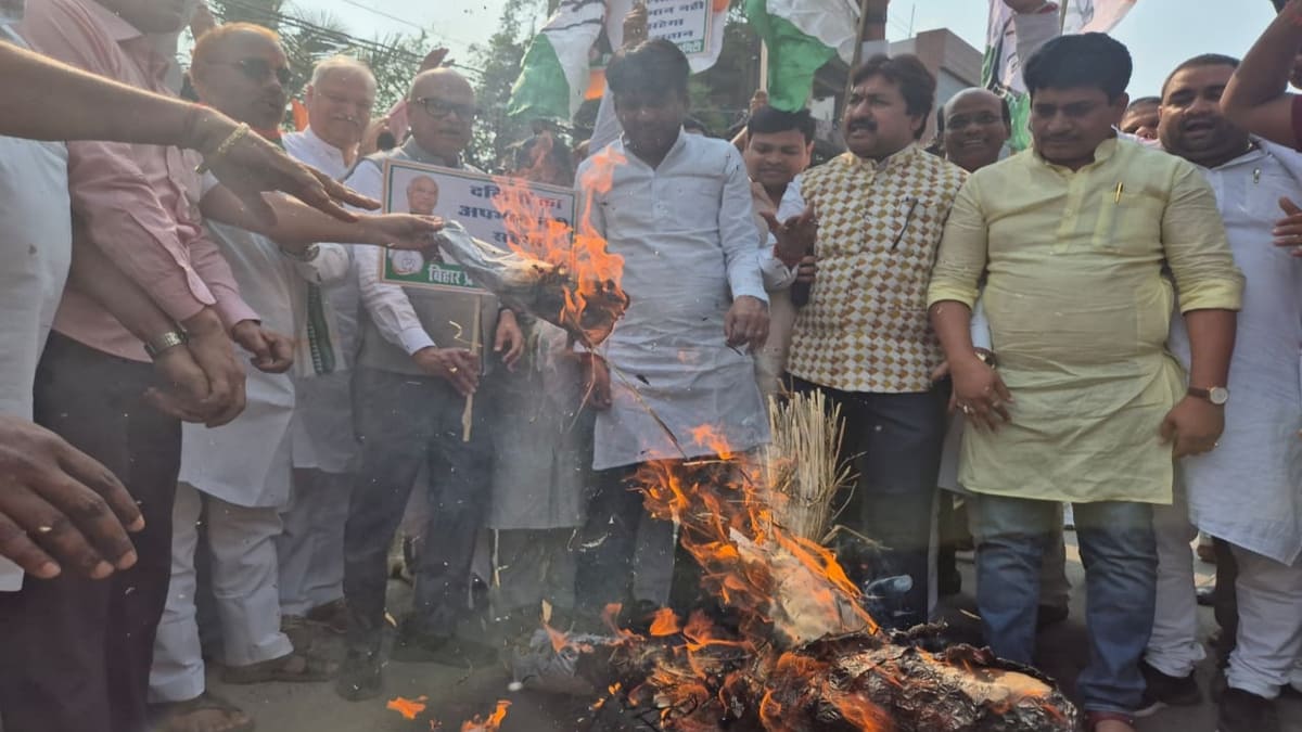 खड़गे पर आपत्तिजनक टिप्पणी से बिहार कांग्रेस में उबाल, पटना में फूंका असम के सीएम का पुतला