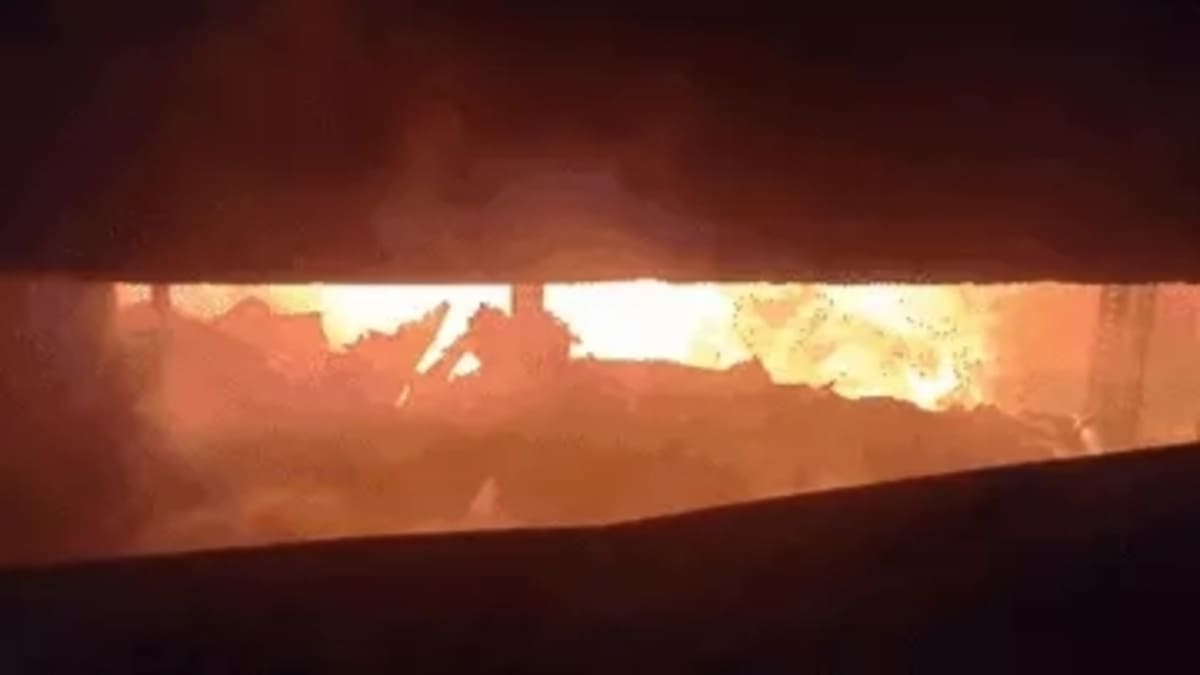 पटना के डाकबंगला में भीषण अग्निकांड, छाबड़ा स्पोर्ट्स का गोदाम खाक, लाखों का नुकसान