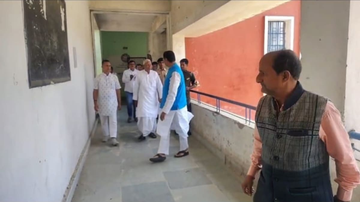 स्कूल पहुंचे विधायक, अव्यवस्था देख शिक्षकों को लगाई फटकार, बोले- शिक्षा में लापरवाही बर्दाश्त नहीं