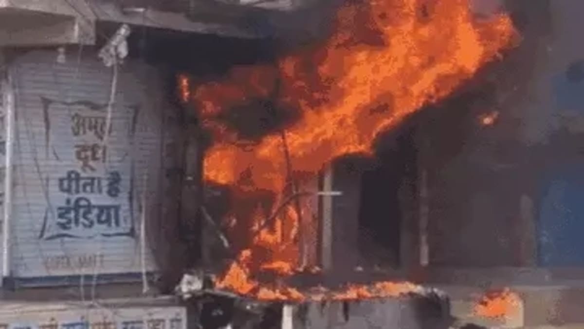 शॉर्ट सर्किट से भीषण अग्निकांड ने गिफ्ट शॉप में मचाई तबाही, लाखों का नुकसान