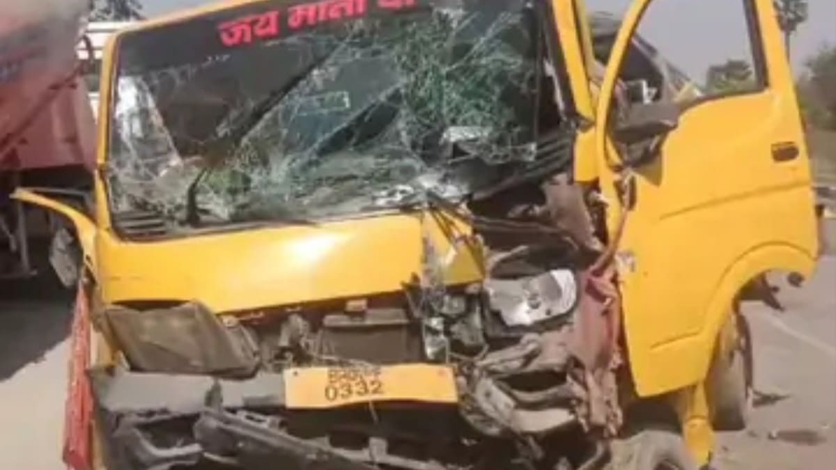 भीषण सड़क हादसे में पार्सल वैन ने स्कूल वैन के उड़ाए परखच्चे, चार की हालत नाजुक