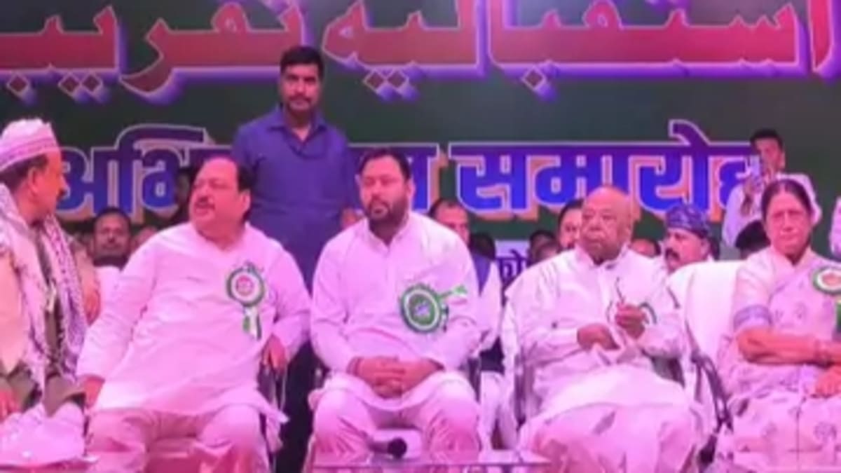 अभिनंदन समारोह में गरजे तेजस्वी यादव, कानून व्यवस्था पर किया सवाल, बिहार की राजनीति को लेकर दिया बड़ा संकेत