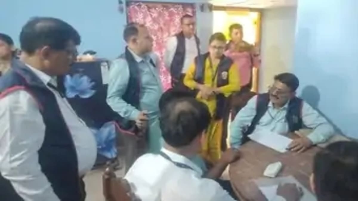 आय से अधिक संपत्ति के मामले में SHO के 5 ठिकानों पर EOW की रेड, करोड़ों रुपए का खुलासा