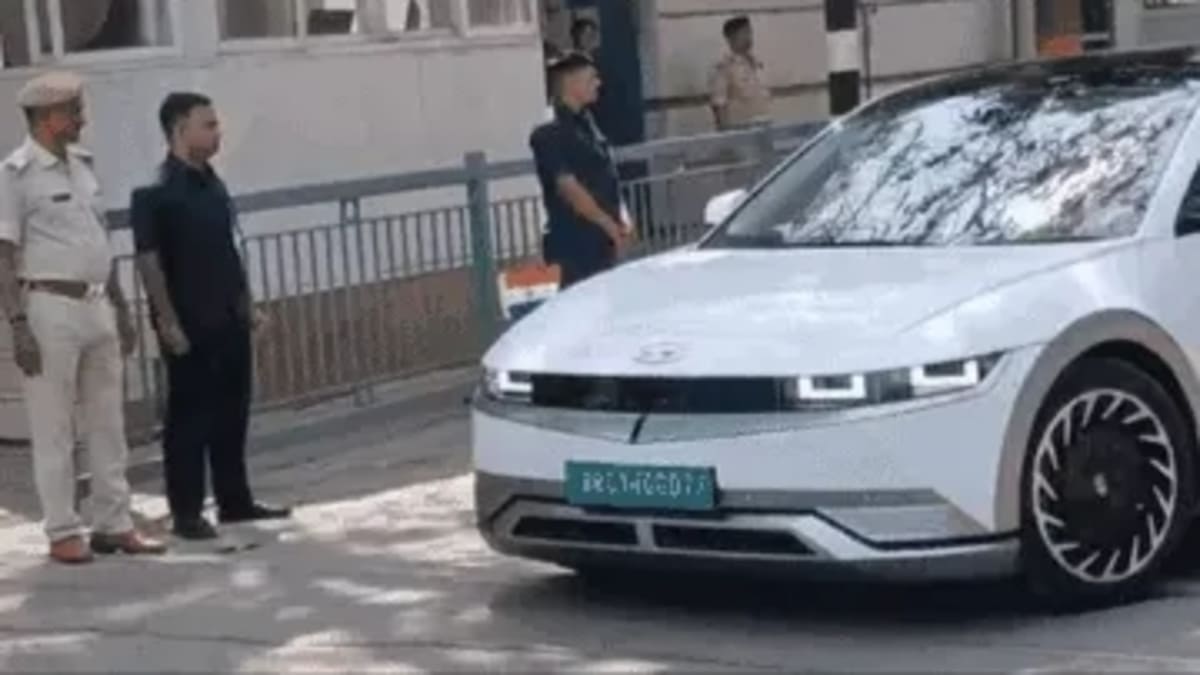 सम्राट चौधरी के साथ एक ही गाड़ी में निकले नीतीश, इस्तीफे से पहले अंबेडकर को दी श्रद्धांजलि