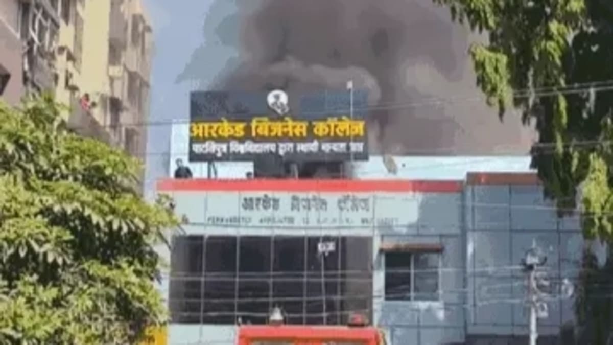 पटना के आर्केड कॉलेज की लैब में लगी आग, शॉर्ट-सर्किट से कंप्यूटर लैब खाक, लाखों का नुकसान