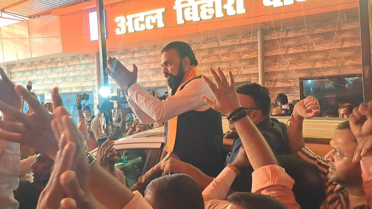 बिहार में पहली बार भाजपा का मुख्यमंत्री, लोकभवन में होगा शपथग्रहण, जानें कौन कौन और लेगा शपथ, मैथिली ठाकुर की आई प्रतिक्रिया