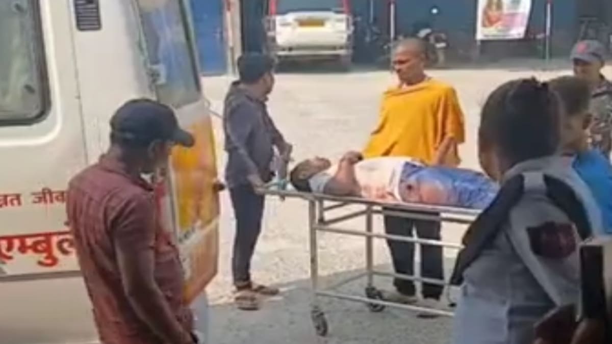 चलती ट्रेन पकड़ने के चक्कर में पटरी पर गिरा युवक, सिर में गंभीर चोट, हालत नाजुक