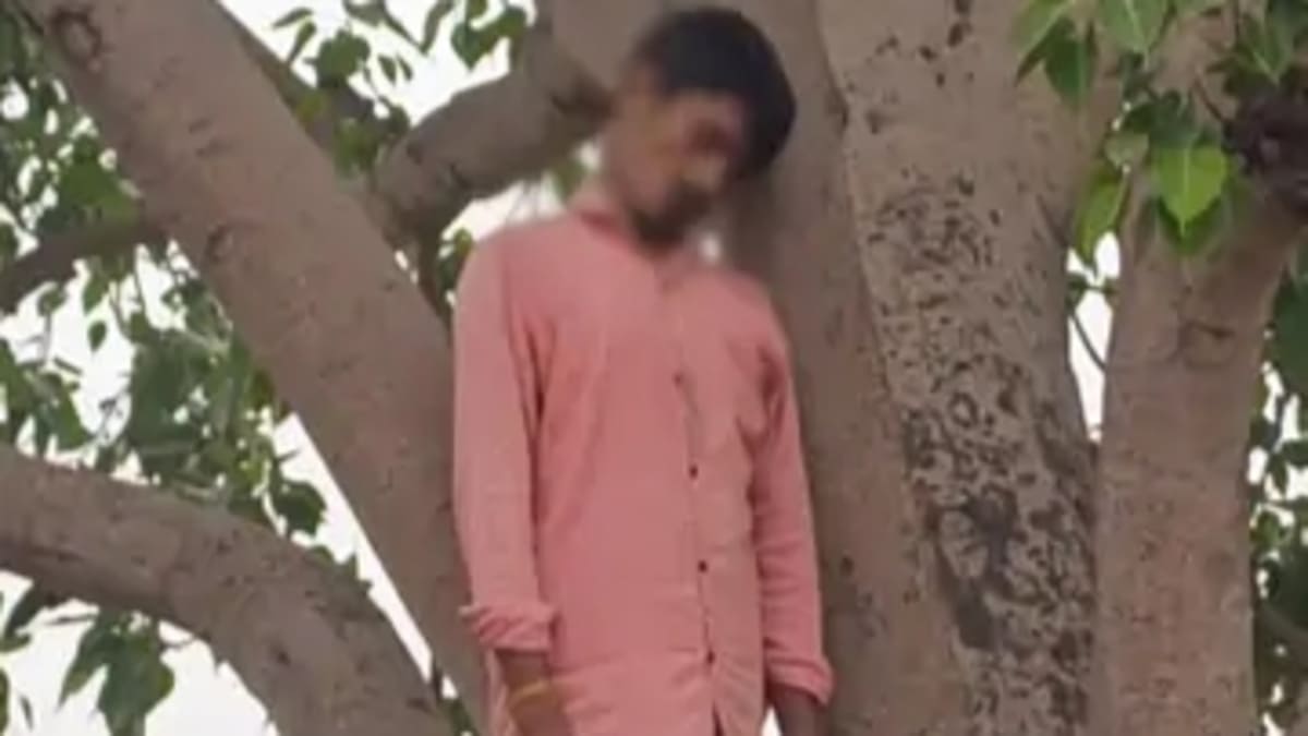 पेड़ से लटका मिला युवक का शव, हत्या और आत्महत्या के गुत्थी में उलझी पुलिस, पोस्टमार्टम रिपोर्ट से खुलेगा राज
