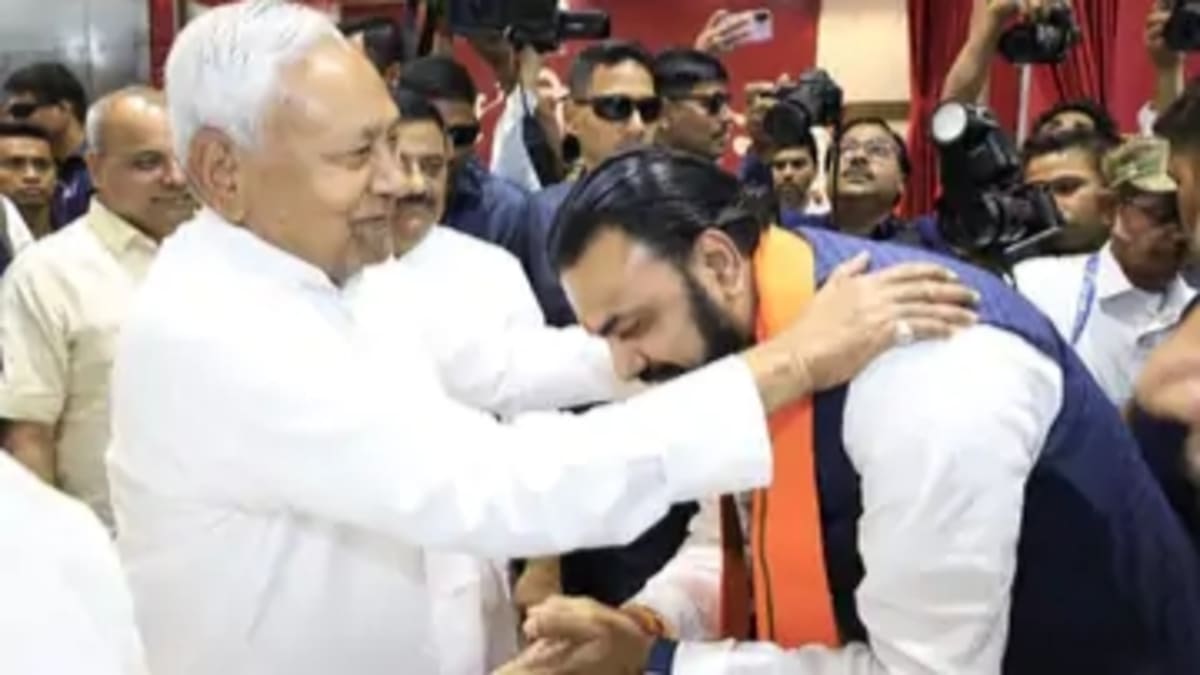 ​बिहार में ‘सम्राट’ का राजतिलक, शपथ लेते ही छुए नीतीश के पैर, जानिए क्यों अपने पास रखे 29 विभाग?