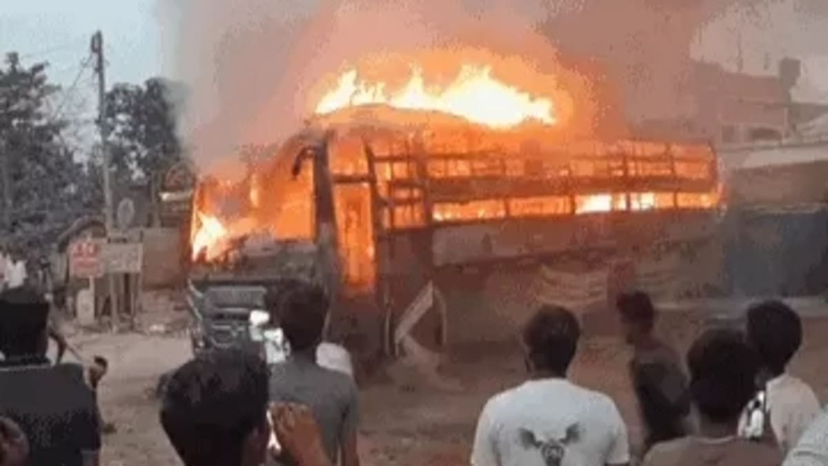 सुपौल में धूं-धूं कर जली बस: दमकल की देरी पर भड़का आक्रोश, थाने में तोड़फोड़ और हंगामा, जानें पूरा मामला