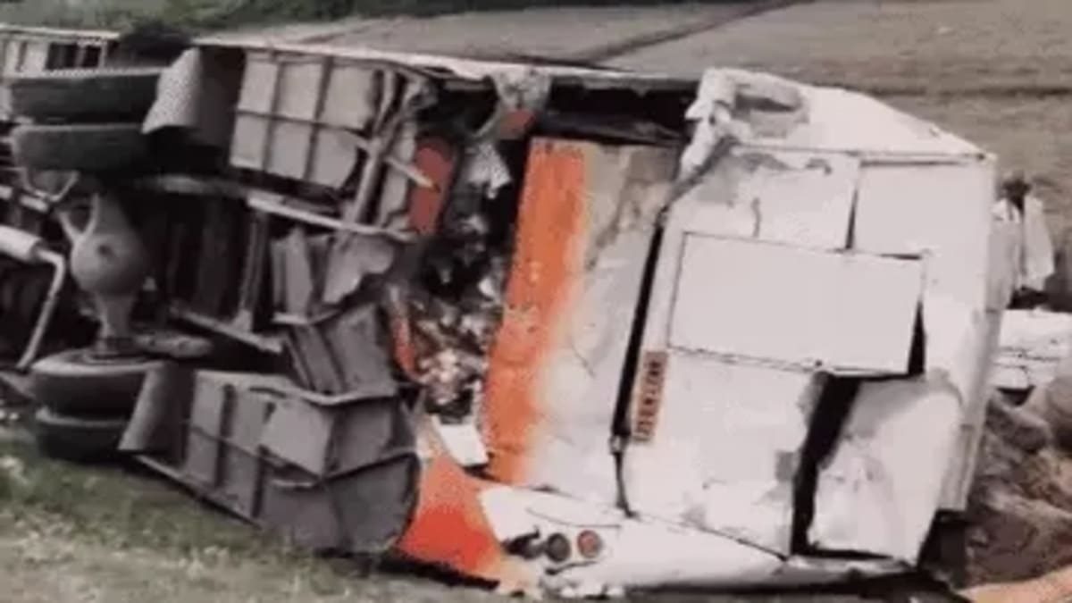 भीषण सड़क हादसा में ट्रक की टक्कर से बस पलटी, 24 घायल, 8 की हालत नाजुक