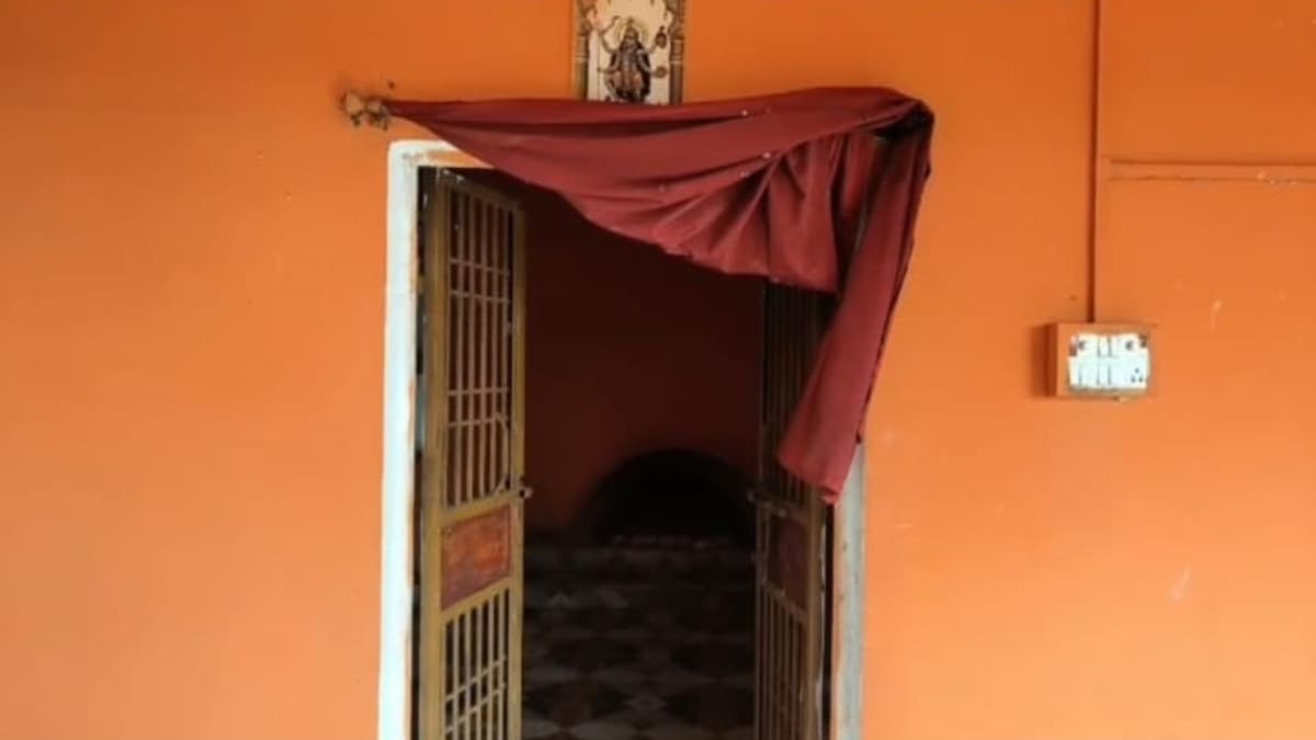 मंदिरों में चोरी से ग्रामीणों में भारी आक्रोश, लाखों के गहने और 50 किलो के घंटे गायब, पुलिस जांच में जुटी