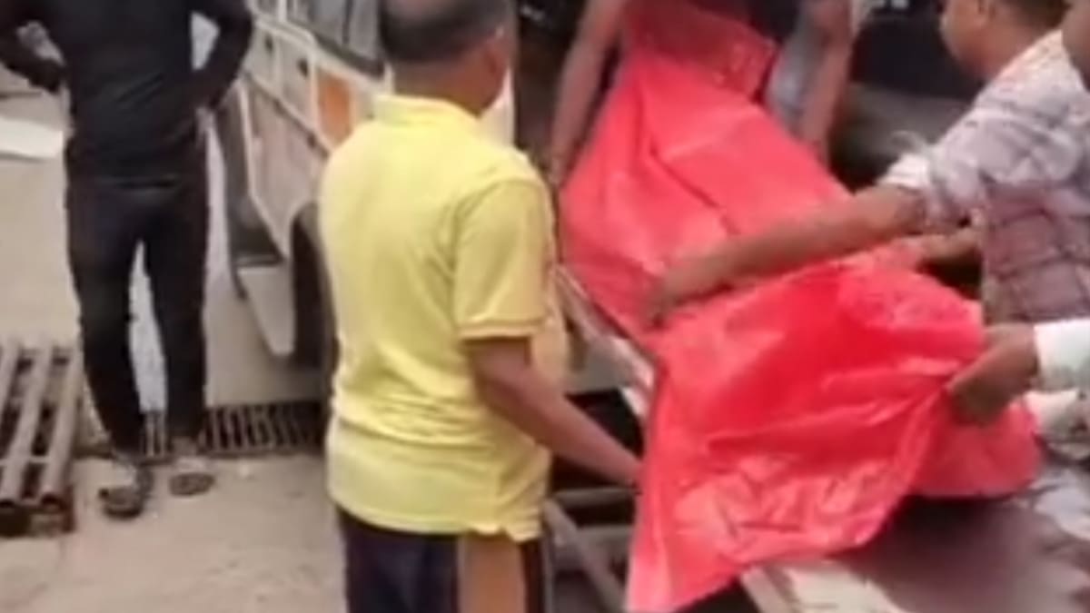 बेटी की डोली से पहले उठी मां की अर्थी, गंगा स्नान कर लौट रही महिला को ट्रैक्टर ने कुचला, इलाज के दौरान मौत