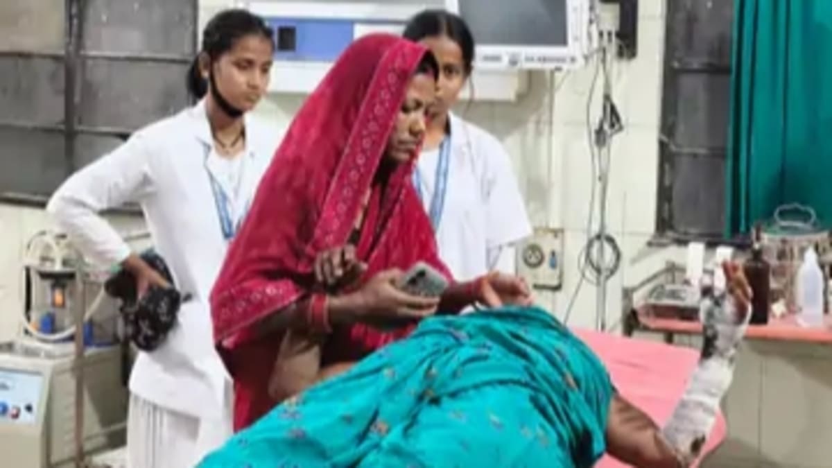 गैस एजेंसी से केवाईसी कराकर लौट रही सास-बहू को पिकअप ने रौंदा, अस्पताल में ईलाज जारी