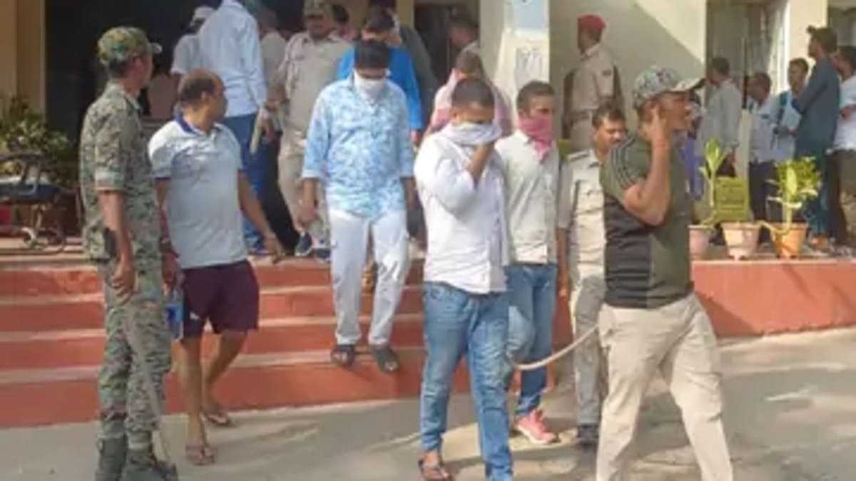 ​BPSC पेपर लीक कांड: मुंगेर में सॉल्वर गिरोह का भंडाफोड़, छापेमारी में 17 परीक्षार्थी धराए