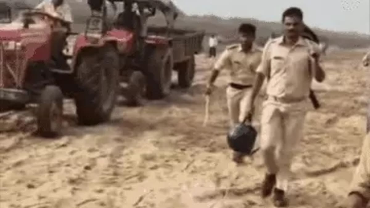 बालू माफिया पर पुलिस का बड़ा एक्शन, बरैनी घाट से 11 ट्रैक्टर जब्त, छापेमारी से मची भगदड़