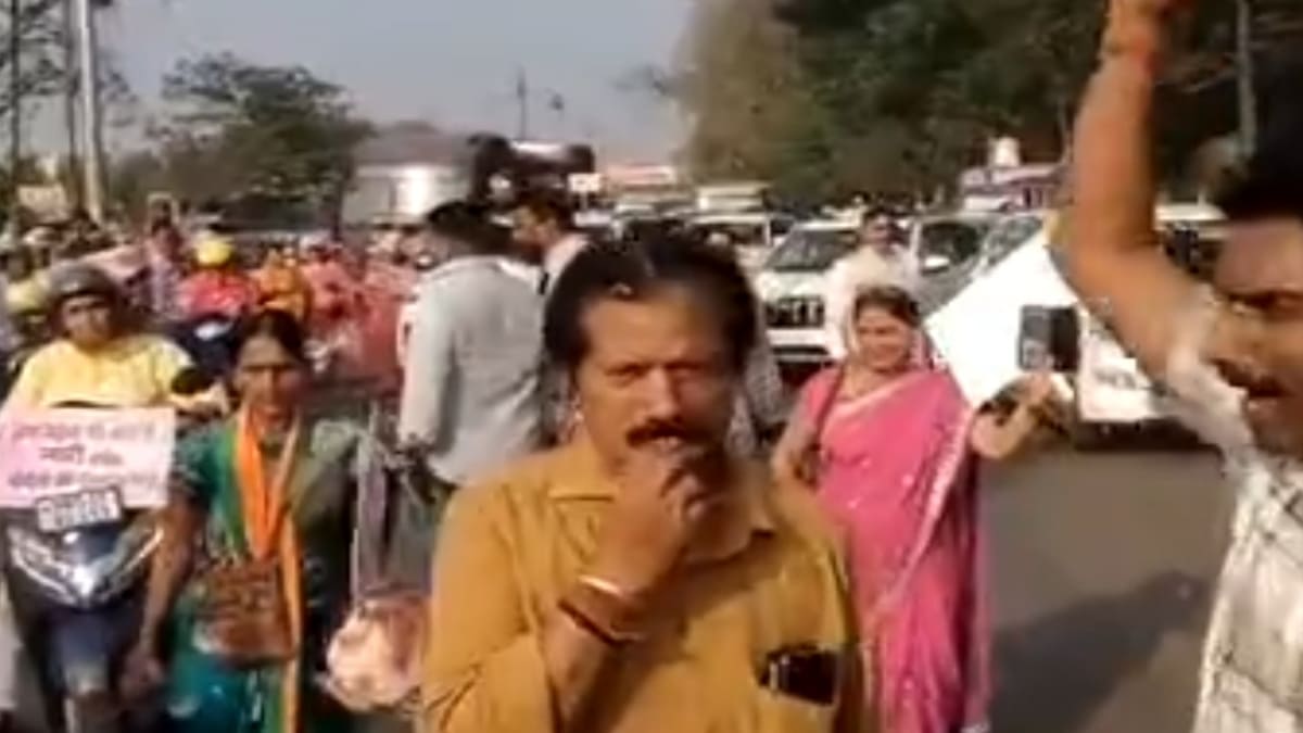 ​आरक्षण के समर्थन में जोश, पर नियमों की अनदेखी, पटना में महिला रैली में उड़ी ट्रैफिक नियमों की धज्जियां, पूर्व खेल मंत्री भी बिना हेलमेट