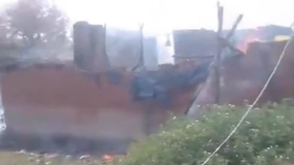 मटिहाना में फूंस का घर बना राख का ढेर, आग की लपटों में स्वाहा हुई लाखों की संपत्ति