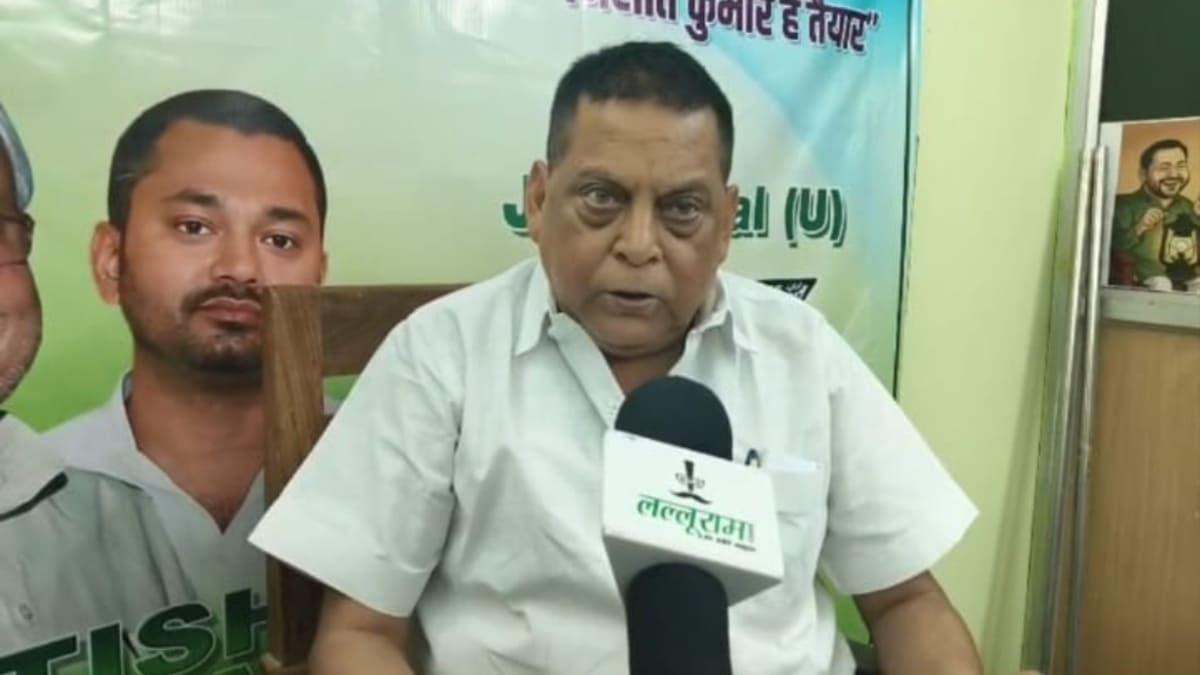 ​नीरज कुमार ने तेजस्वी-अखिलेश को घेरा: बोले- इन्हें सिर्फ डिंपल और रोहिणी की चिंता, गरीब महिलाओं के लिए मन में विरोध