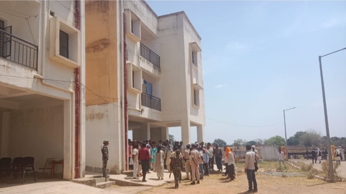 ​आधी रात को छत से गिरा छात्र, सुबह स्कूल बना अखाड़ा, परिजनों ने घेरी डीडीसी की गाड़ी, जांच के आदेश