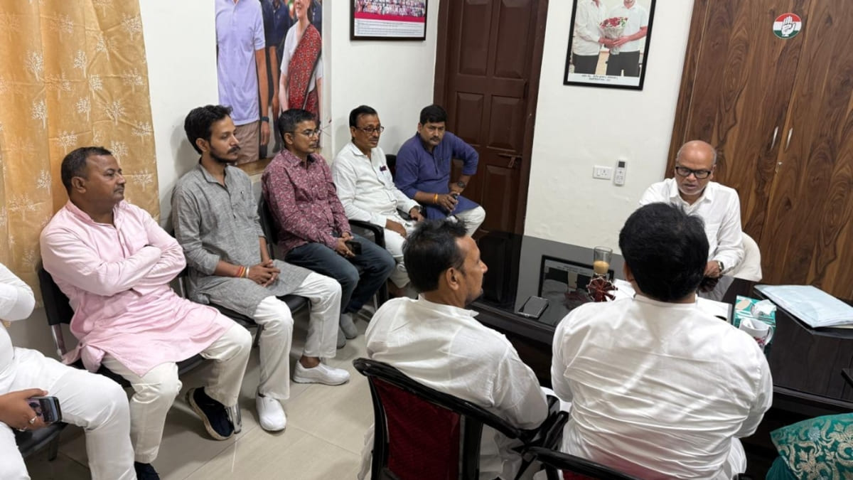 सदाकत आश्रम में कांग्रेस की ‘गांधीगिरी’ क्लास: रिटायर्ड DGP सिखा रहे अहिंसा के गुर, जमीन पर सो रहे नेता