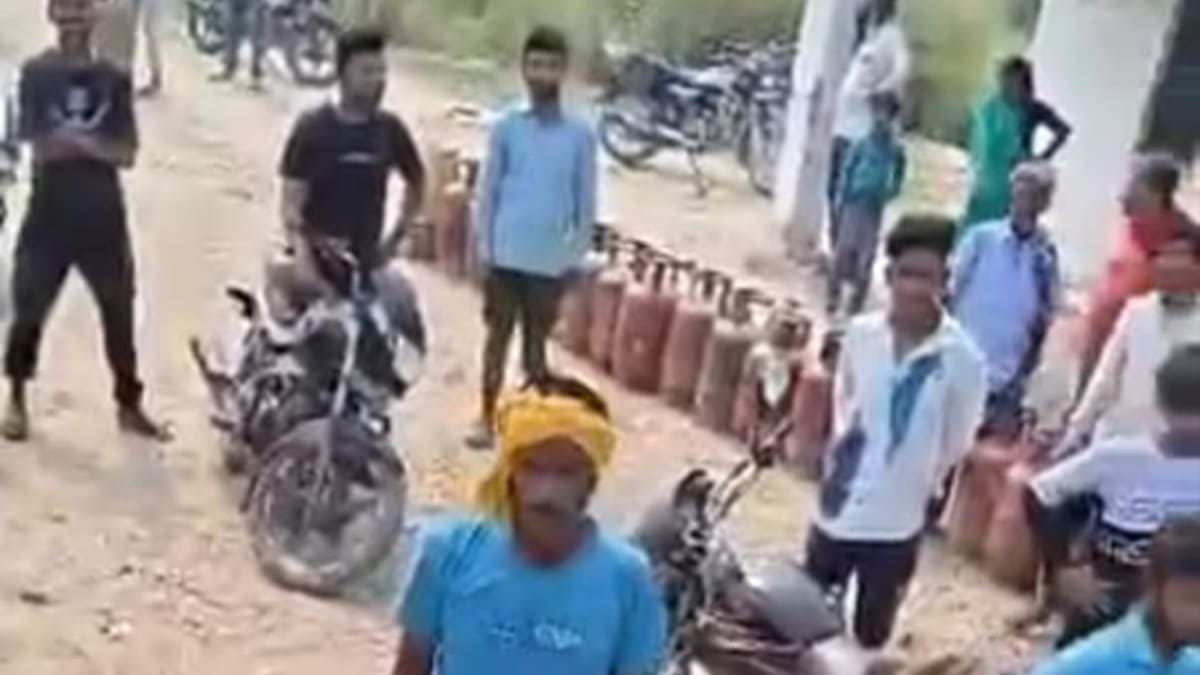 उपभोक्ताओं का फूटा गुस्सा, गैस गोदाम पर घंटों इंतजार के बाद हंगामा, वायरल हुआ वीडियो