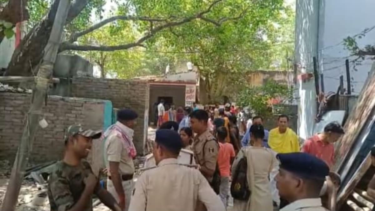 फोरलेन सड़क के लिए 45 दुकानें और झोपड़ियां ध्वस्त, जानें किसने दिए थे निर्देश