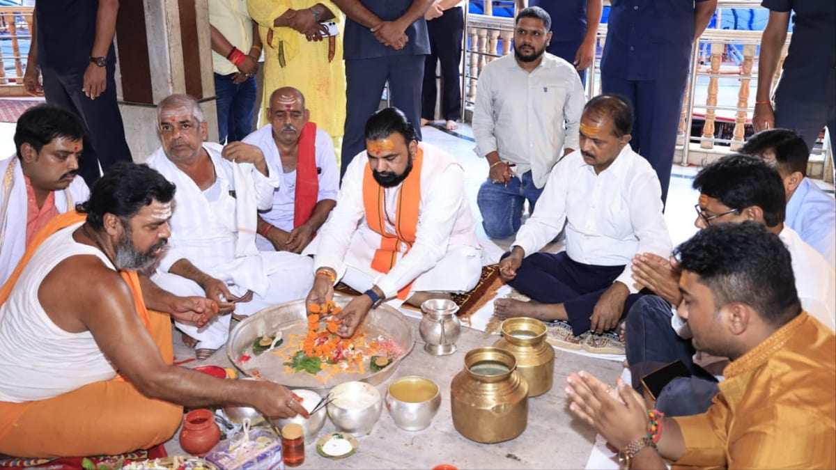 ​सम्राट चौधरी ने किया बाबा बैद्यनाथ का जलाभिषेक, बोले- बिहार की प्रगति के लिए लिया महादेव का आशीर्वाद