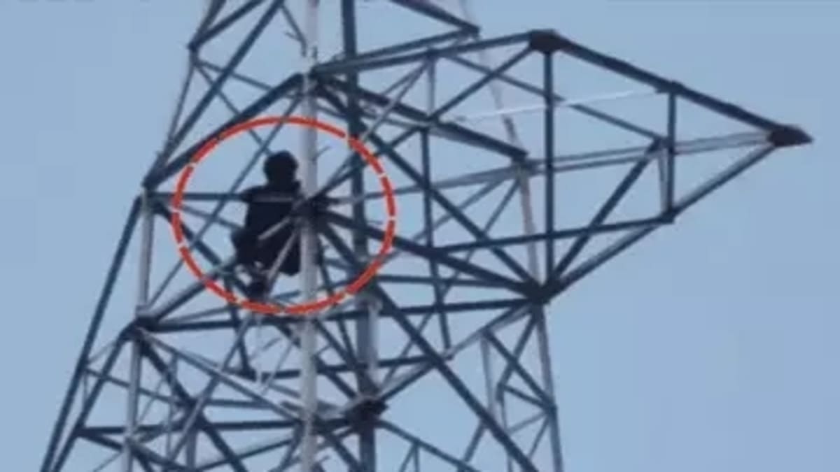 बिहार में दिखा शोले मूवी जैसा ड्रामा, प्रेमिका की दूसरी जगह शादी हुई  तय, 7 घंटे हाईटेंशन टावर पर चढ़ा रहा प्रेमी