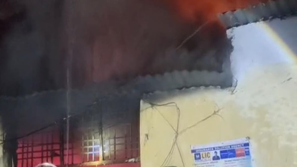 फर्नीचर दुकान में भीषण आग, शॉर्ट सर्किट से धूं-धूंं कर जला लाखों का सामान