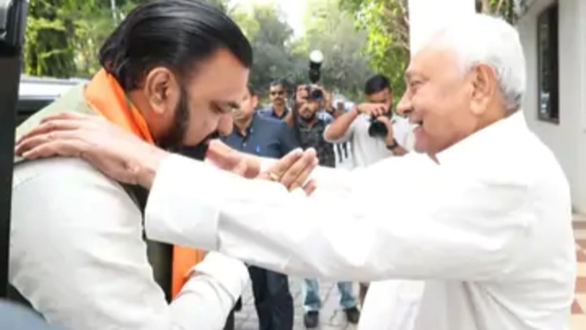 दिल्ली से लौटते ही नीतीश की शरण में सम्राट, कंधों पर हाथ और सिर झुकाकर प्रणाम, आज कैबिनेट में रोजगार पर होगा बड़ा फैसला